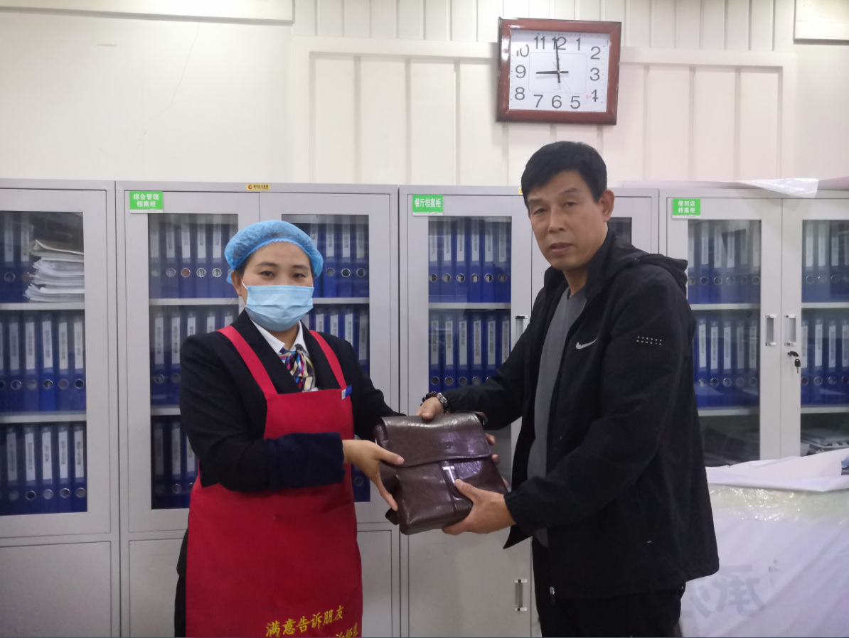 10月6日，三門峽服務區(qū)幫助司乘找回14000余元現(xiàn)金及存折、死亡證明等物品，失主執(zhí)意拿出500元酬謝被工作人員婉拒。.png