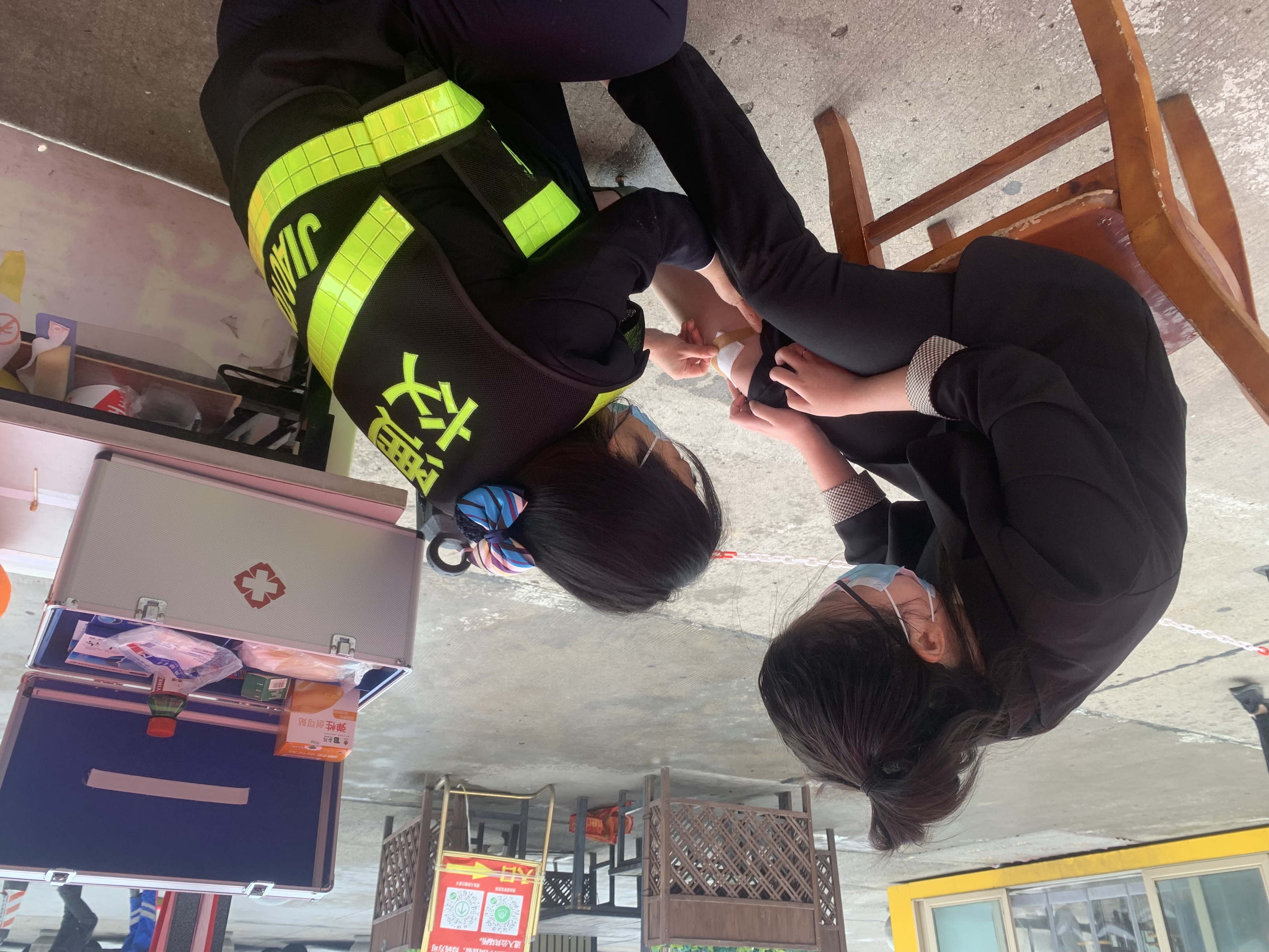 10.7，漯河服務區(qū)一位女士不慎將高跟鞋踩斷跌傷，值班人員拿來醫(yī)藥箱細心為其處理傷口。.jpg
