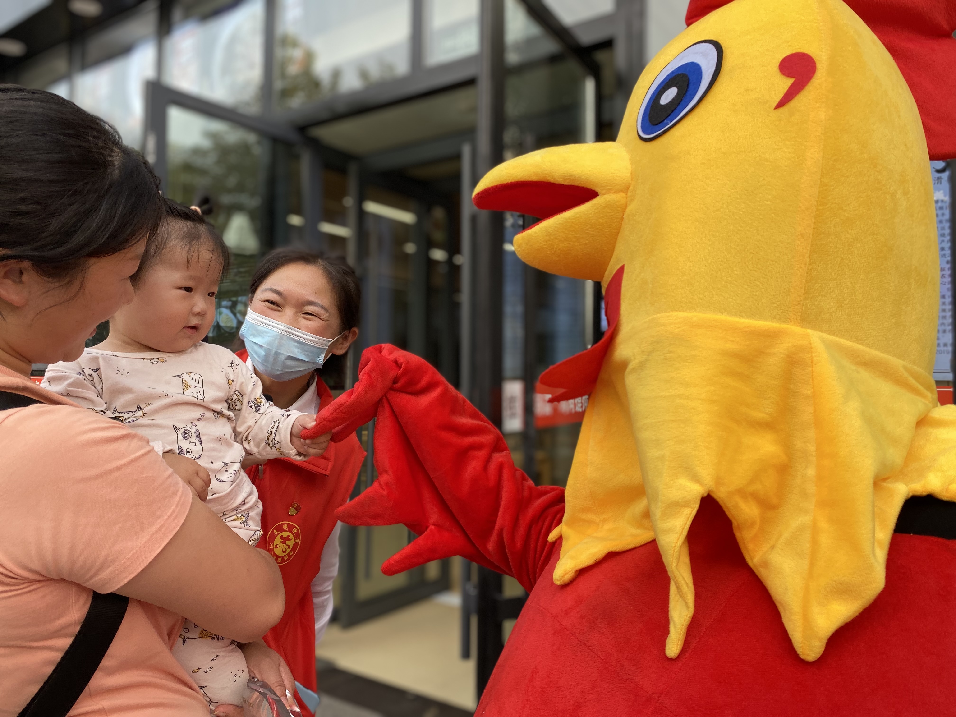 展銷會(huì)上，小朋友被玩偶吸引。（拍攝：趙丁丁）.JPG
