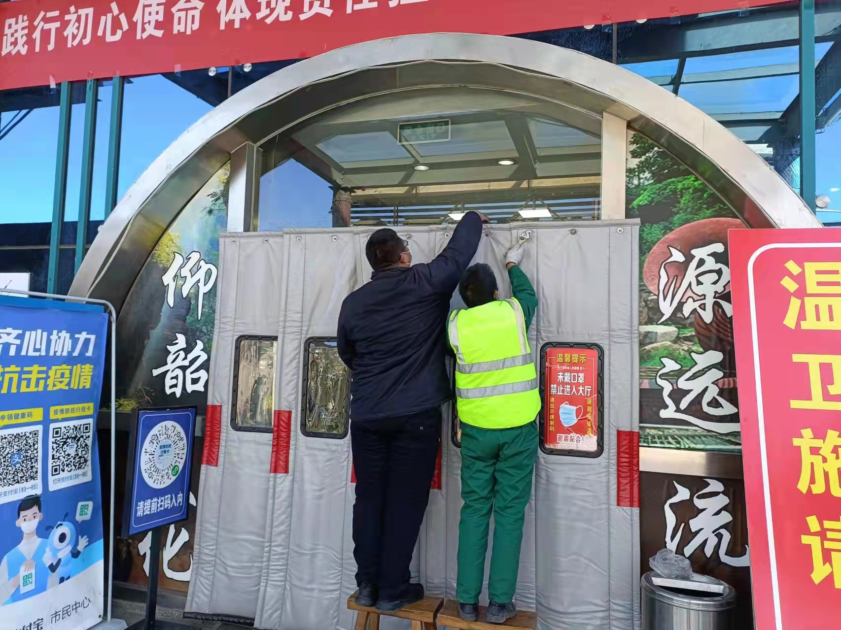 2021年11月，澠池西停車區(qū)南區(qū)積極做好惡劣天氣防范工.jpg