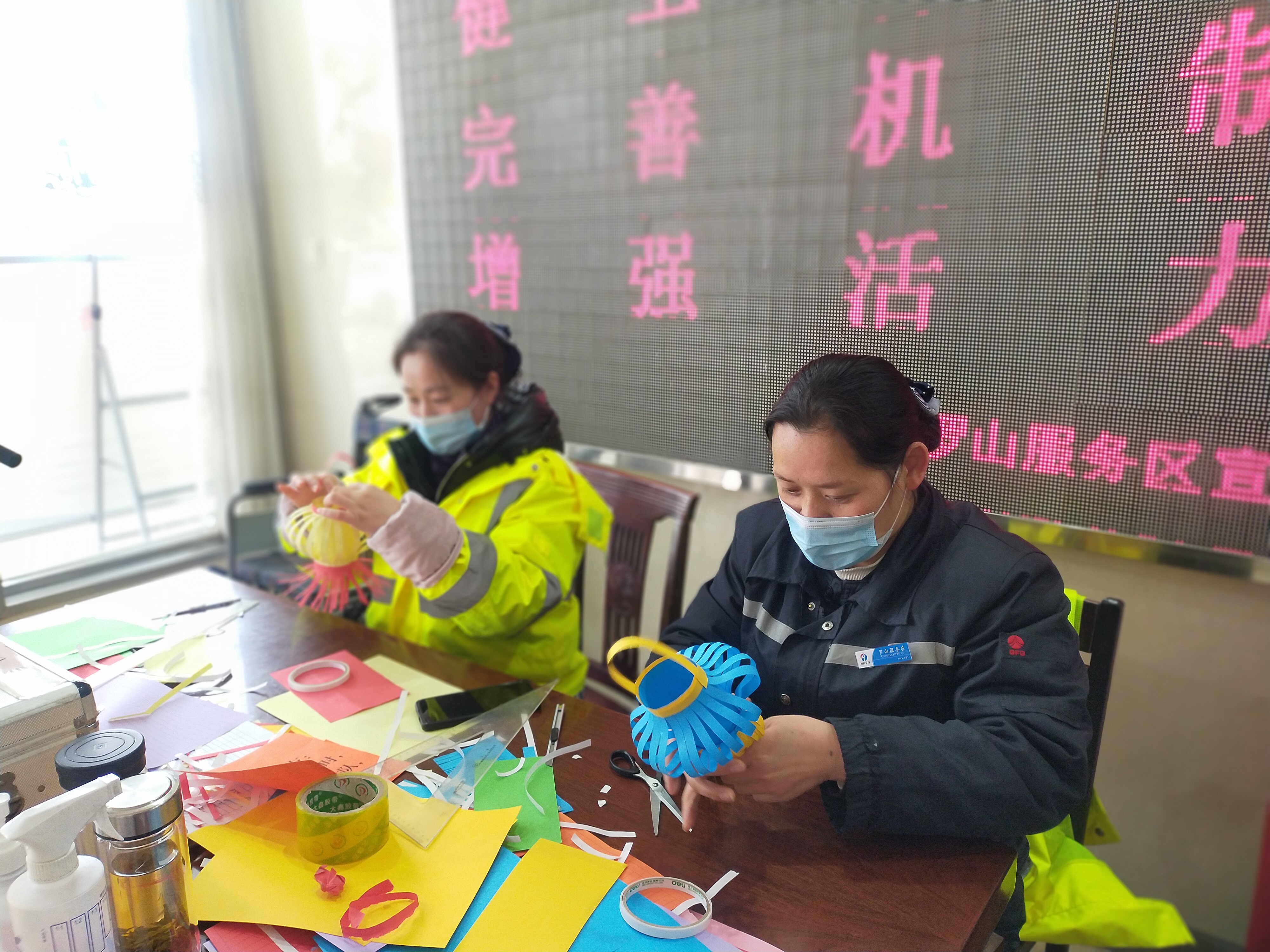2月14日，羅山服務(wù)區(qū)員工手工制作元宵節(jié)小禮物，贈(zèng)送司乘朋友，深受小朋友們的喜愛(ài)。(張軍霞 攝.jpg