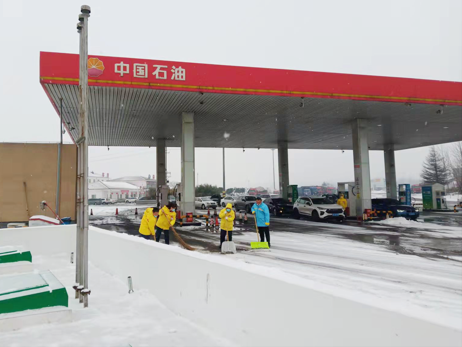 中油高速公司澠池加油站，站長帶領(lǐng)員工清掃積雪。樊展展 攝_副.png