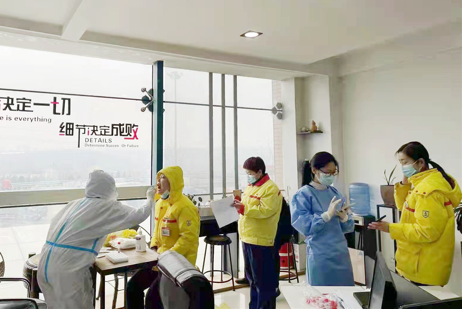 英豪北加油站，員工進(jìn)行核酸檢測。_副.jpg