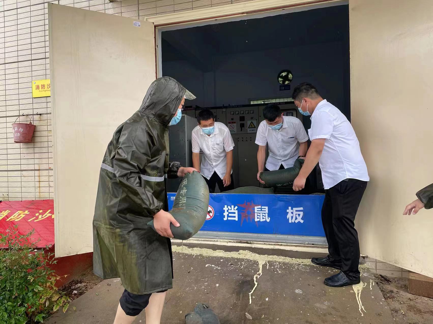 7月5日 商丘服務(wù)區(qū)放置沙袋、擋鼠板.jpg