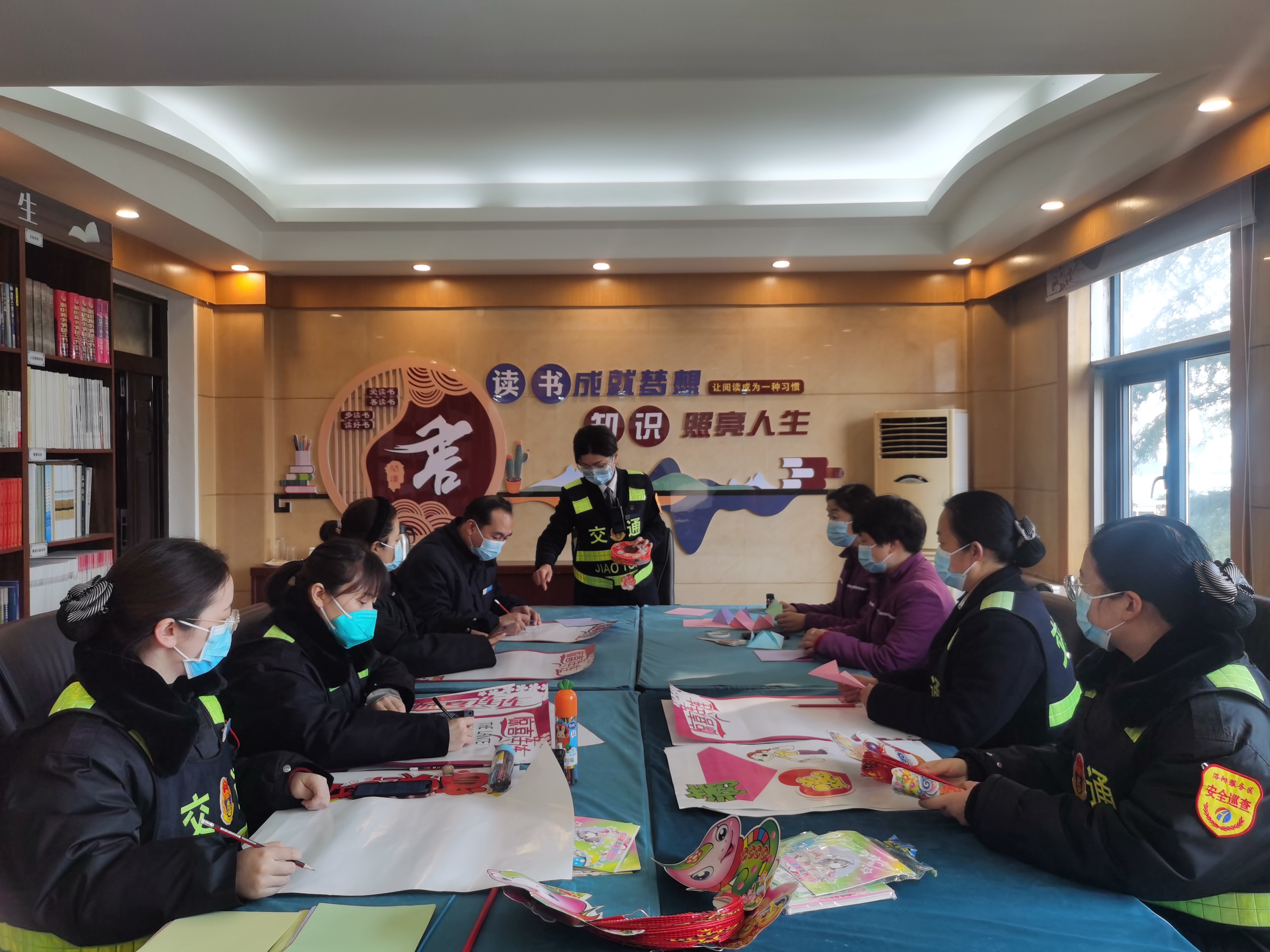 2月5日，洛陽服務區(qū)積極組織員工繪制元宵節(jié)海報，制作手工燈籠。 (3).jpg
