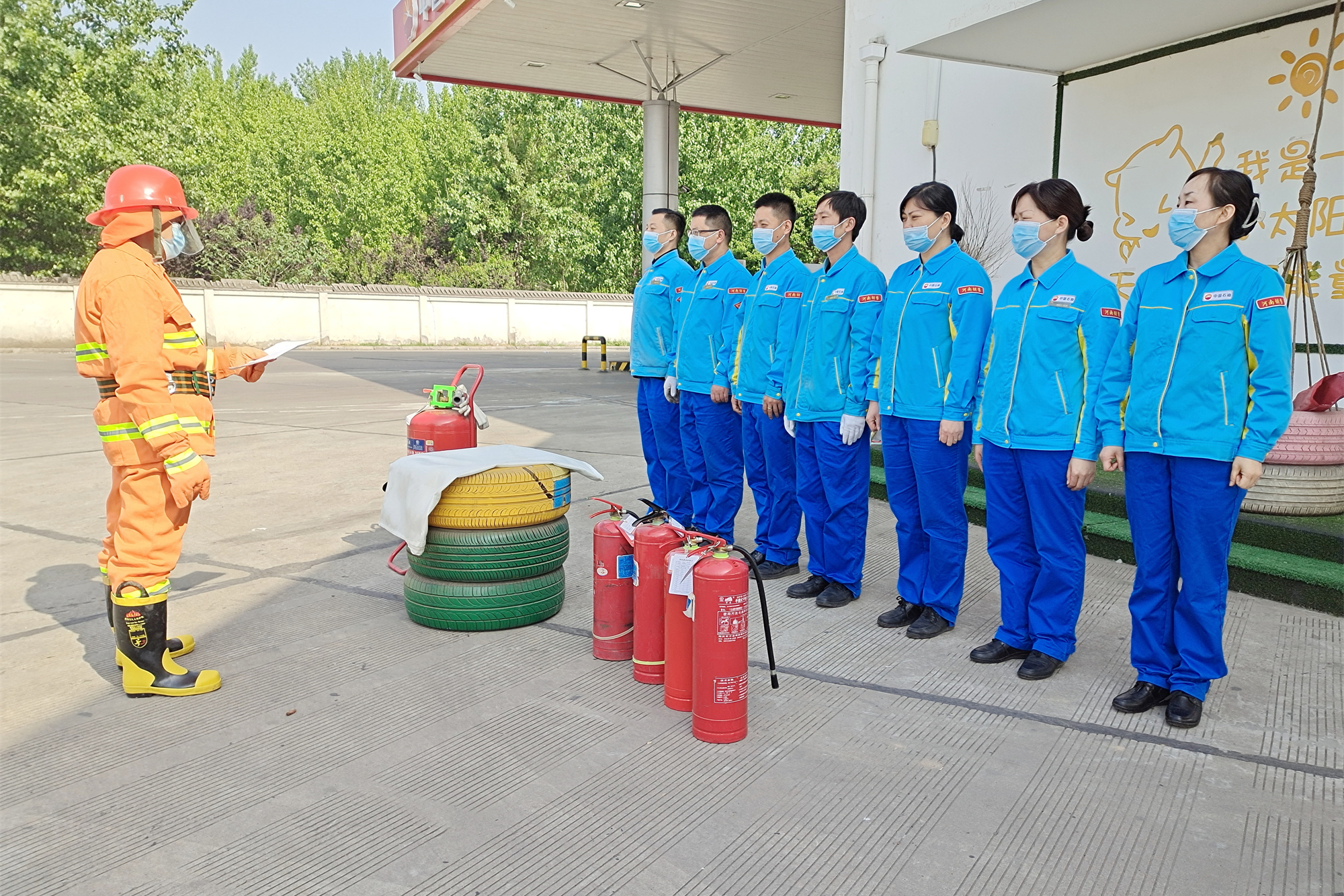 洛陽(yáng)站開(kāi)展消防演練 (1).jpg