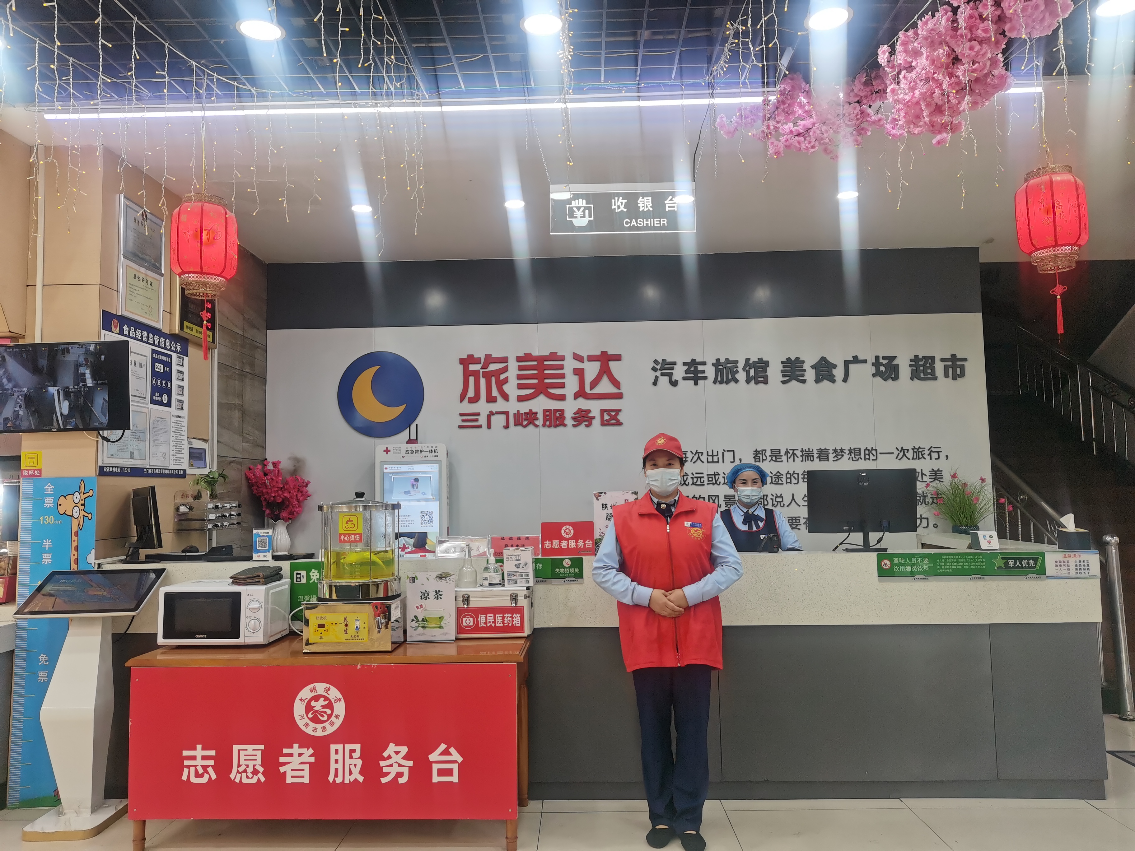 2024年4月29日，三門峽服務(wù)區(qū)消防，檔口，便利店進(jìn)行安全生產(chǎn)檢查，交通疏導(dǎo)員安心崗持續(xù)在崗，志愿者服務(wù)崗準(zhǔn)備充足（拍攝者：趙家琪18530357719，宋會(huì)芳18790732606）.jpg