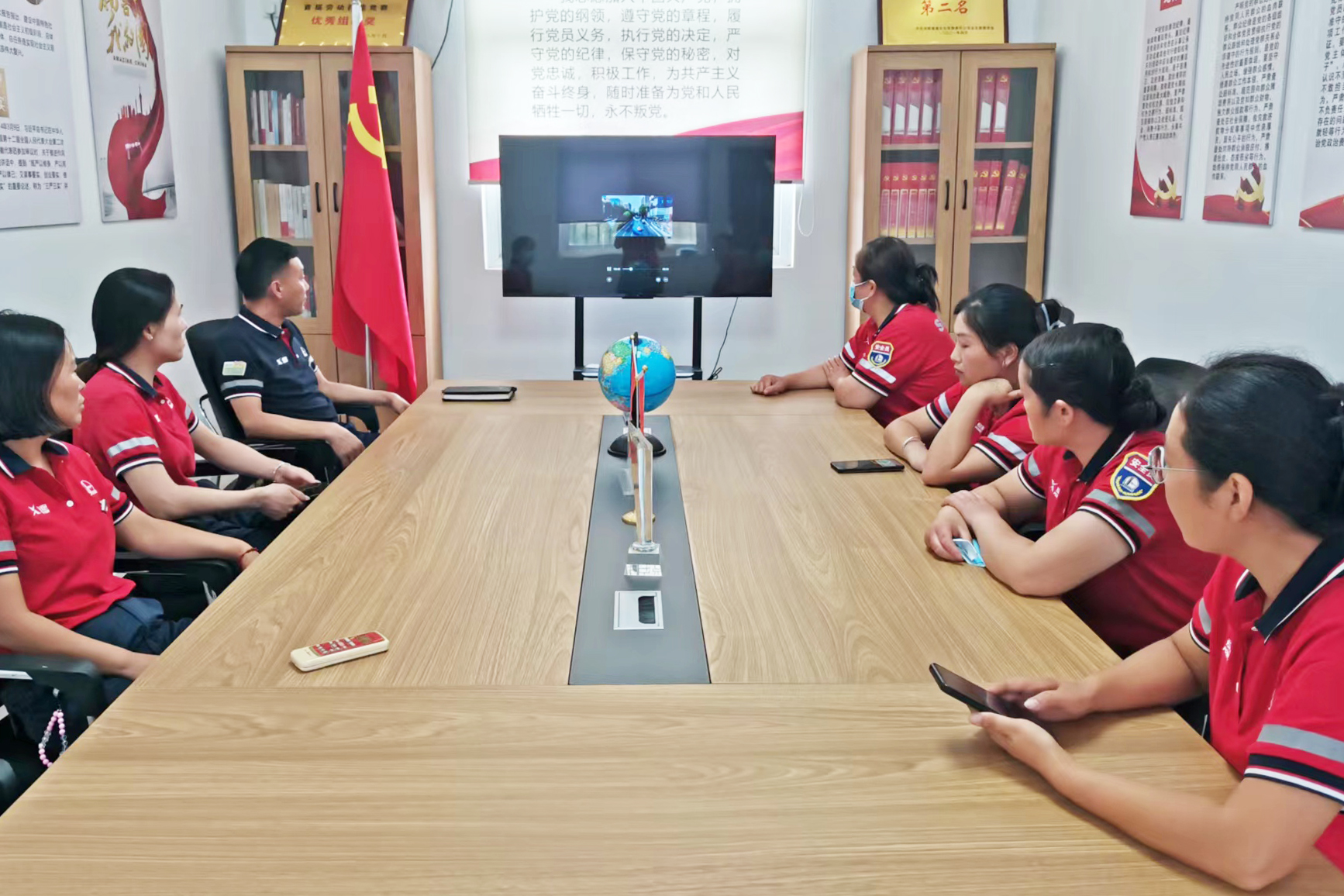 2024年6月7日 河南高速石化有限責(zé)任公司 鄢陵南服務(wù)區(qū)加油站 端午節(jié)前組織員工進(jìn)行節(jié)前安全知識(shí)。事故案例學(xué)習(xí) 王雪麗.jpg