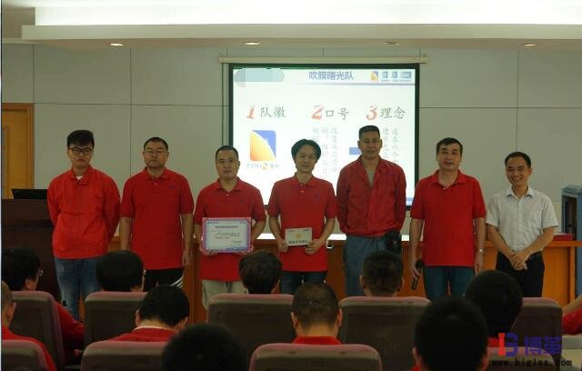 博革咨詢顧問熊老師為獲獎?wù)哳C獎 博革咨詢顧問熊老師為獲獎?wù)哳C獎